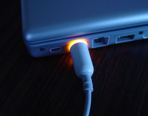 10 việc cần làm khi laptop sạc không vào 