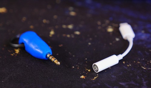 Tự tạo móc khóa kiêm thiết bị giữ adapter tai nghe iPhone 7